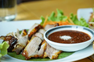 Izgara domuz boynu, baharatlı ızgara domuz eti, Tayland yemeği..