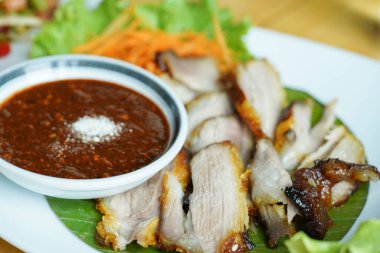 Izgara domuz boynu, baharatlı ızgara domuz eti, Tayland yemeği..