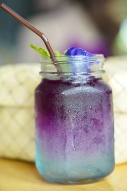 Ahşap masada soğuk bitkisel içecek.