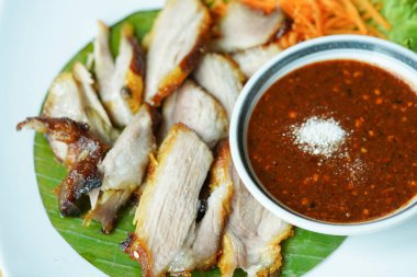 Izgara domuz boynu, baharatlı ızgara domuz eti, Tayland yemeği..