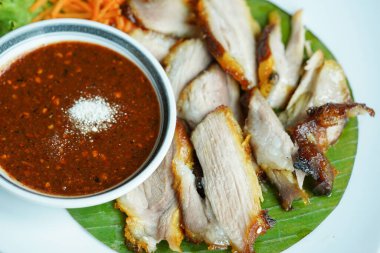 Izgara domuz boynu, baharatlı ızgara domuz eti, Tayland yemeği..