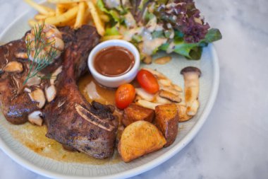 Taze sebze salatası ve patates kızartması ile biftek..