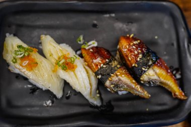 Japon restoranında taze suşiye odaklan.