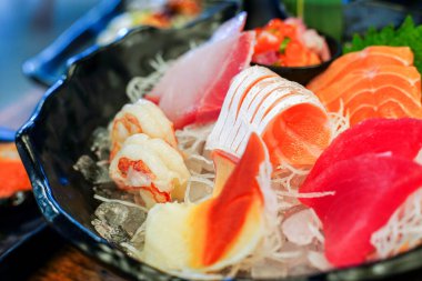 Karışık sashimi, büyük saşimi tabağı, saşimi seti, çiğ balık, Asya mutfağında Japon yemeği. 