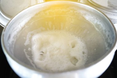 Dönüşüm için konteyner tankına süt döken işçiler.