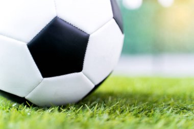 Yeşil çimen arka planında futbol topu.