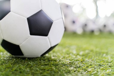 Yeşil çimen arka planında futbol topu.