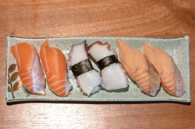 Japon restoranında taze suşi var. Japon yemeği..