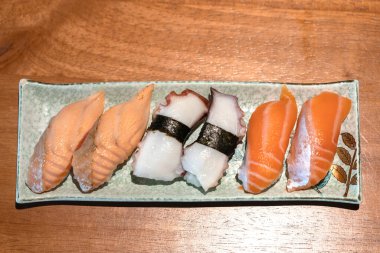 Japon restoranında taze suşi var. Japon yemeği..