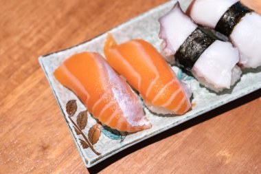 Japon restoranında taze suşi var. Japon yemeği..