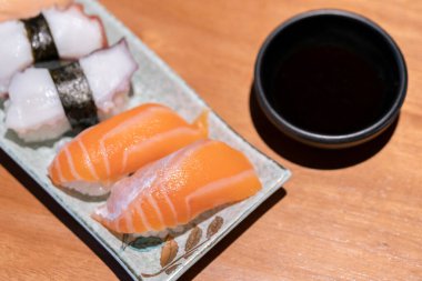 Japon restoranında taze suşi var. Japon yemeği..