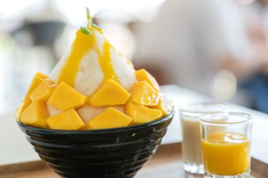 Taze mangolu Kore usulü buzlu süt. Mango bingsu.