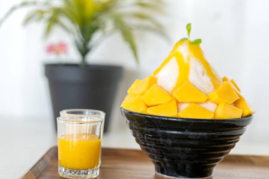 Taze mangolu Kore usulü buzlu süt. Mango bingsu.