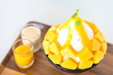 Taze mangolu Kore usulü buzlu süt. Mango bingsu.