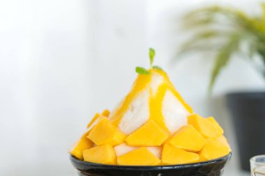 Taze mangolu Kore usulü buzlu süt. Mango bingsu.