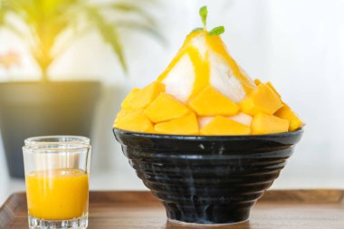 Taze mangolu Kore usulü buzlu süt. Mango bingsu.