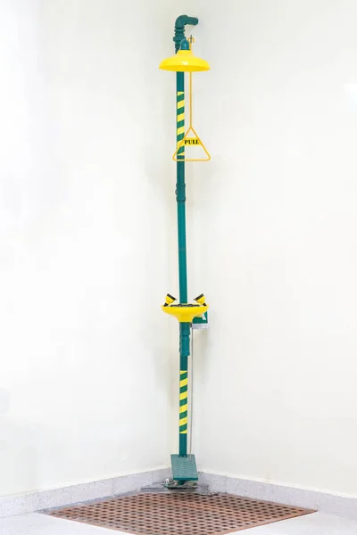 Laboratuvarda acil durum duşu.