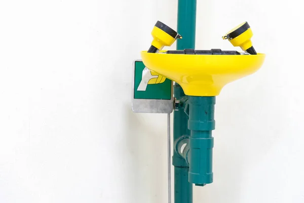 Laboratuvardaki kimyasalların göz yıkama istasyonu..