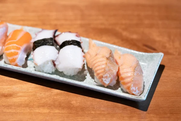 Japon restoranında taze suşi var. Japon yemeği..