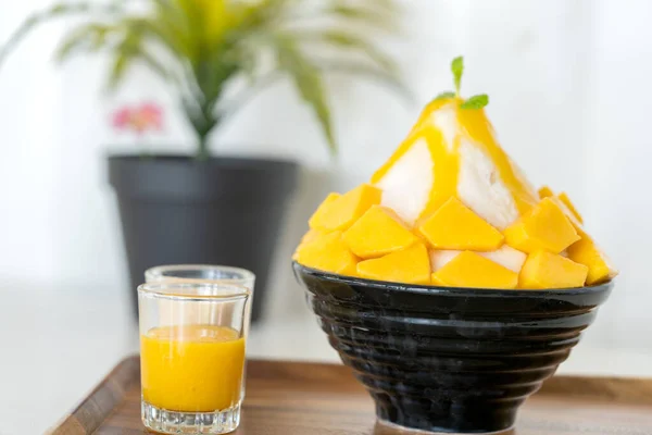 Koreanisches Milcheis Garniert Mit Frischer Mango Mango Bingsu — Stockfoto
