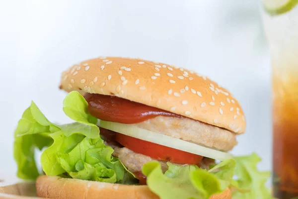 Primer Plano Casa Hecha Sabrosa Hamburguesa Plato Madera — Foto de Stock