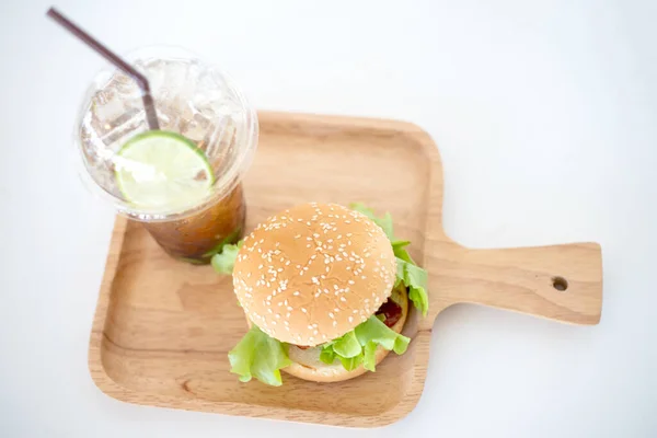 Hamburguesa Casera Con Helado Limón Plato Madera — Foto de Stock