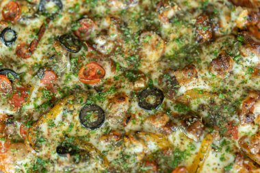 Sıcak pizza dilimini üzerine jambon sosisi ve mozzarella peyniri damlatarak kapat..