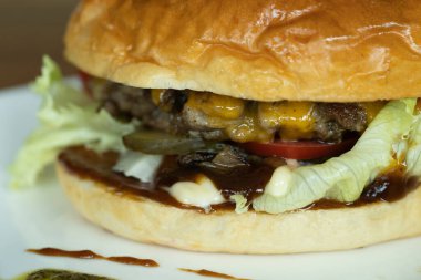 Biftek burger ve patates kızartması beyaz diskte iştah açıcı..