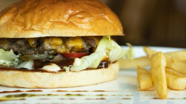 Biftek burger ve patates kızartması beyaz diskte iştah açıcı..