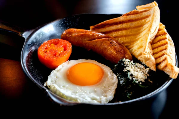 Angielskie Śniadanie Smażone Jajko Bekon Kiełbasa Tosty Patelni — Zdjęcie stockowe