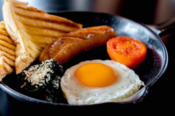 Petit Déjeuner Anglais Oeuf Frit Bacon Saucisse Pain Grillé Dans — Photo