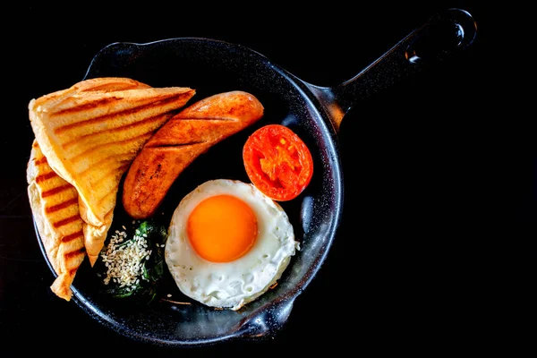 Angielskie Śniadanie Smażone Jajko Bekon Kiełbasa Tosty Patelni — Zdjęcie stockowe