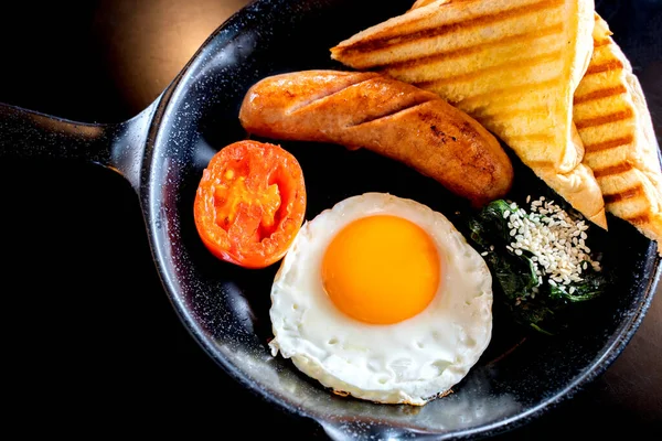 Petit Déjeuner Anglais Oeuf Frit Bacon Saucisse Pain Grillé Dans — Photo