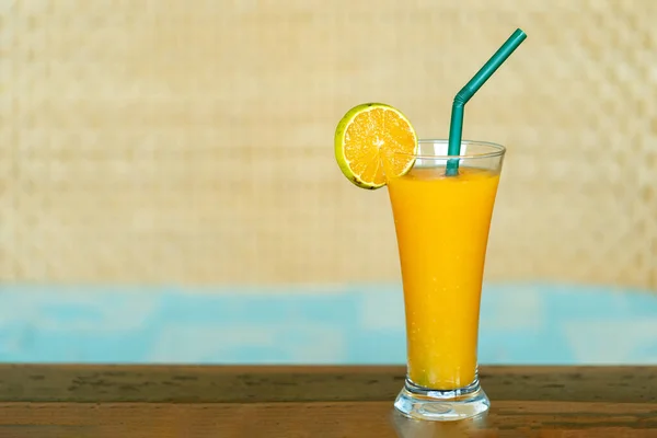 Jugo Naranja Fresco Vidrio Sobre Mesa Madera — Foto de Stock