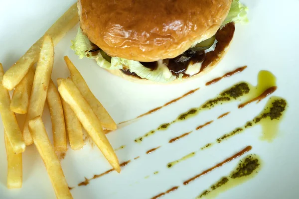 Hamburguesa Res Papas Fritas Apetitosas Disco Blanco — Foto de Stock