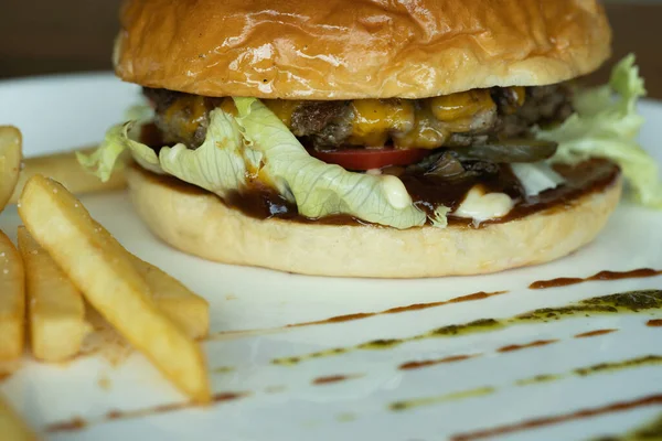 Köttburgare Och Pommes Frites Aptitretande Den Vita Skivan — Stockfoto