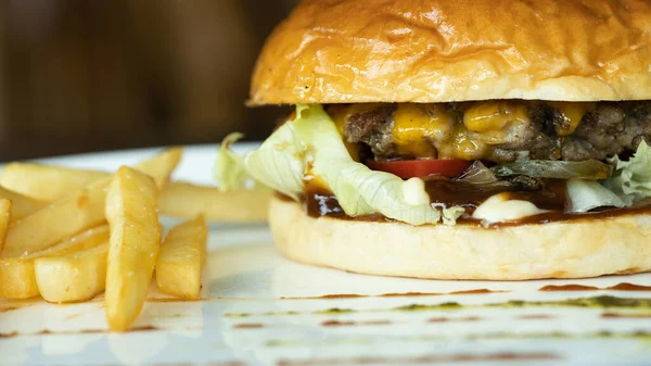 Hamburguesa Res Papas Fritas Apetitosas Disco Blanco — Foto de Stock