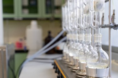 Soxhlet Üretici. Percolator-kazan ve reflü, ısıtma elementi üzerine damıtma şişesi. Organik kimya dersleri. Eczane çıkarımı..