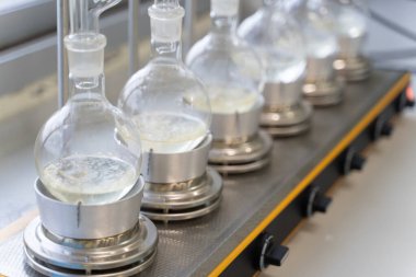 Soxhlet Üretici. Percolator-kazan ve reflü, ısıtma elementi üzerine damıtma şişesi. Organik kimya dersleri. Eczane çıkarımı..