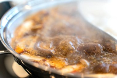 Baharatlı biftek shabu shabu sıcak kapta.