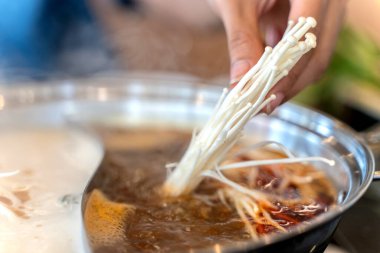 Baharatlı biftek shabu shabu sıcak kapta.