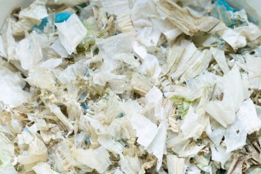 Geri dönüşümlüler için plastik torba atığı bozulması. Atık yönetimi kavramı