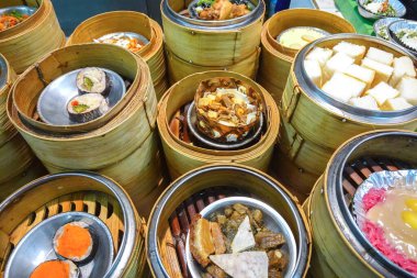 Çin gamzeli bambu buharlı tenceresi. Buhar sepetinde Dimsum. Çin mutfağı..