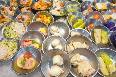 Çin gamzeli bambu buharlı tenceresi. Buhar sepetinde Dimsum. Çin mutfağı..