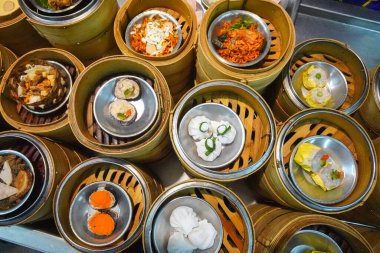 Çin gamzeli bambu buharlı tenceresi. Buhar sepetinde Dimsum. Çin mutfağı..