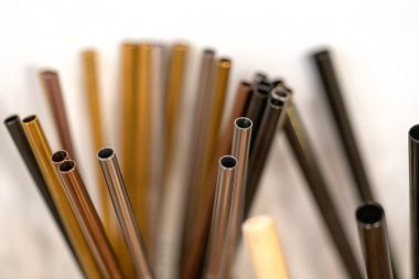 Yeniden kullanılabilecek paslanmaz çelik pipetler ve plastik pipet kullanımını azaltmak için. Çevredeki plastik atıkları azalt.