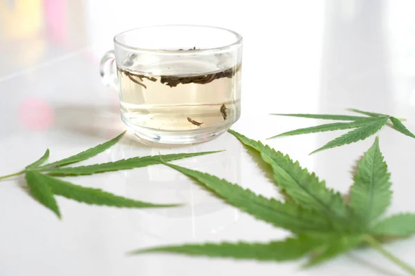 Cannabis Marihuana Tee Mit Cannabisblättern Alternative Medizin Medizinisches Cannabis Isoliert — Stockfoto