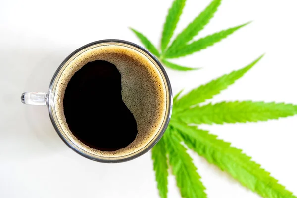 Café Negro Con Hojas Cannabis Marihuana Cannabis Medicinal Medicina Alternativa — Foto de Stock