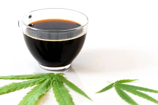 Café Negro Con Hojas Cannabis Marihuana Cannabis Medicinal Medicina Alternativa — Foto de Stock