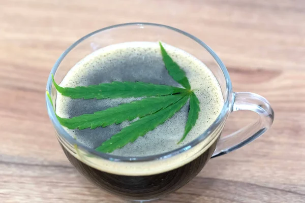 Café Preto Com Folhas Cannabis Maconha Cannabis Medicinal Medicina Alternativa — Fotografia de Stock